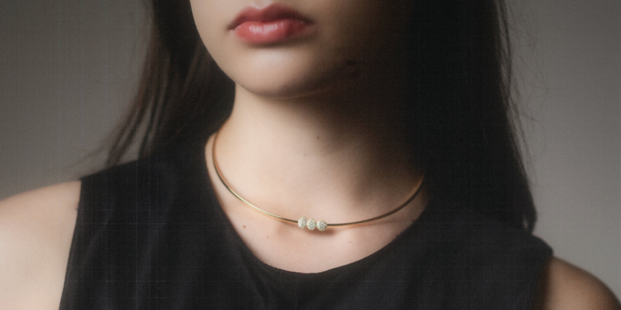 ネックレスを着けた女性