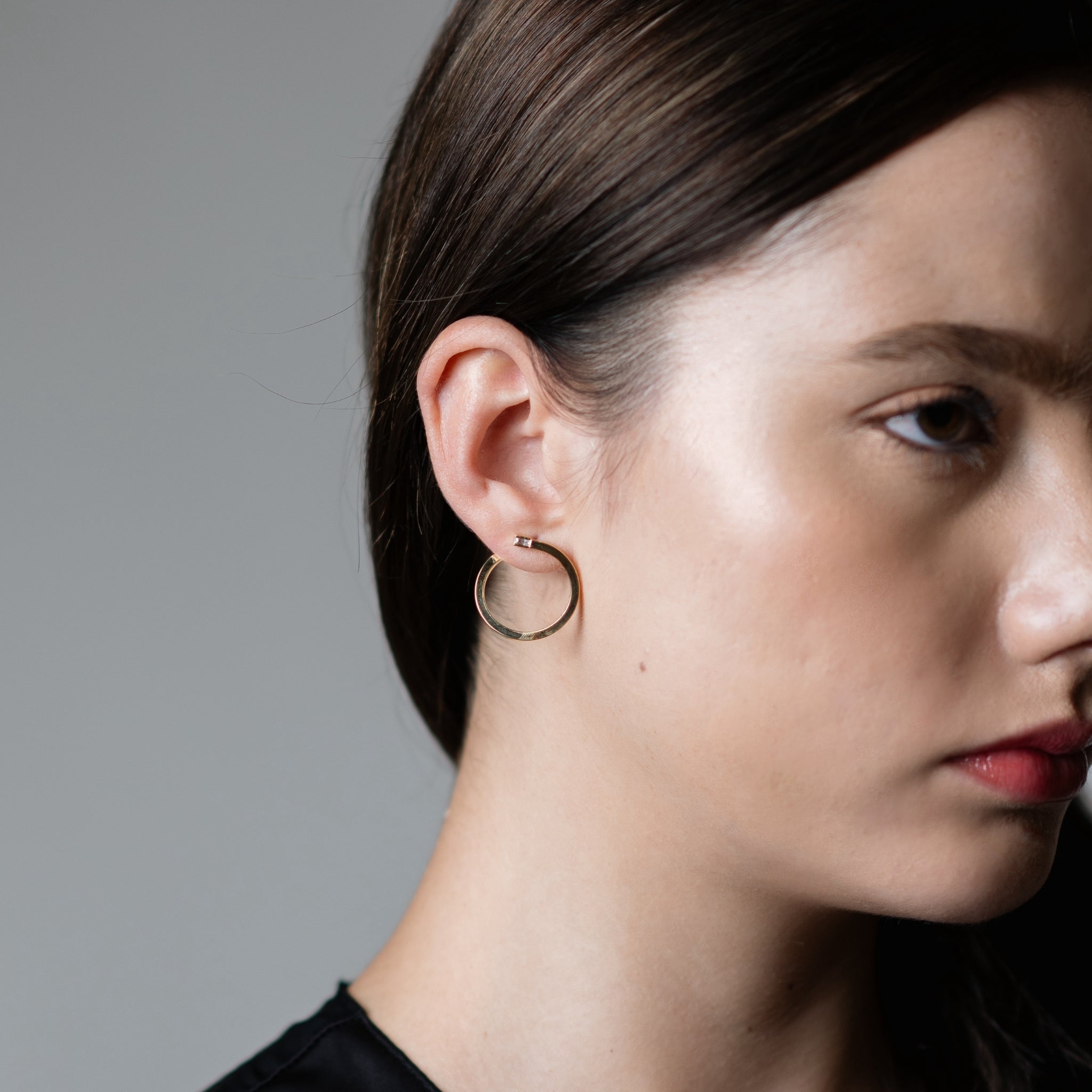 イヤリングを着けた女性