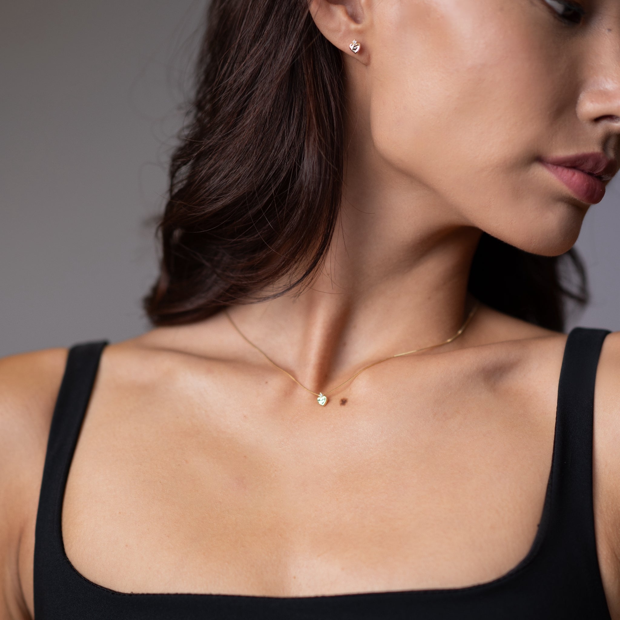 ネックレスを着けた女性