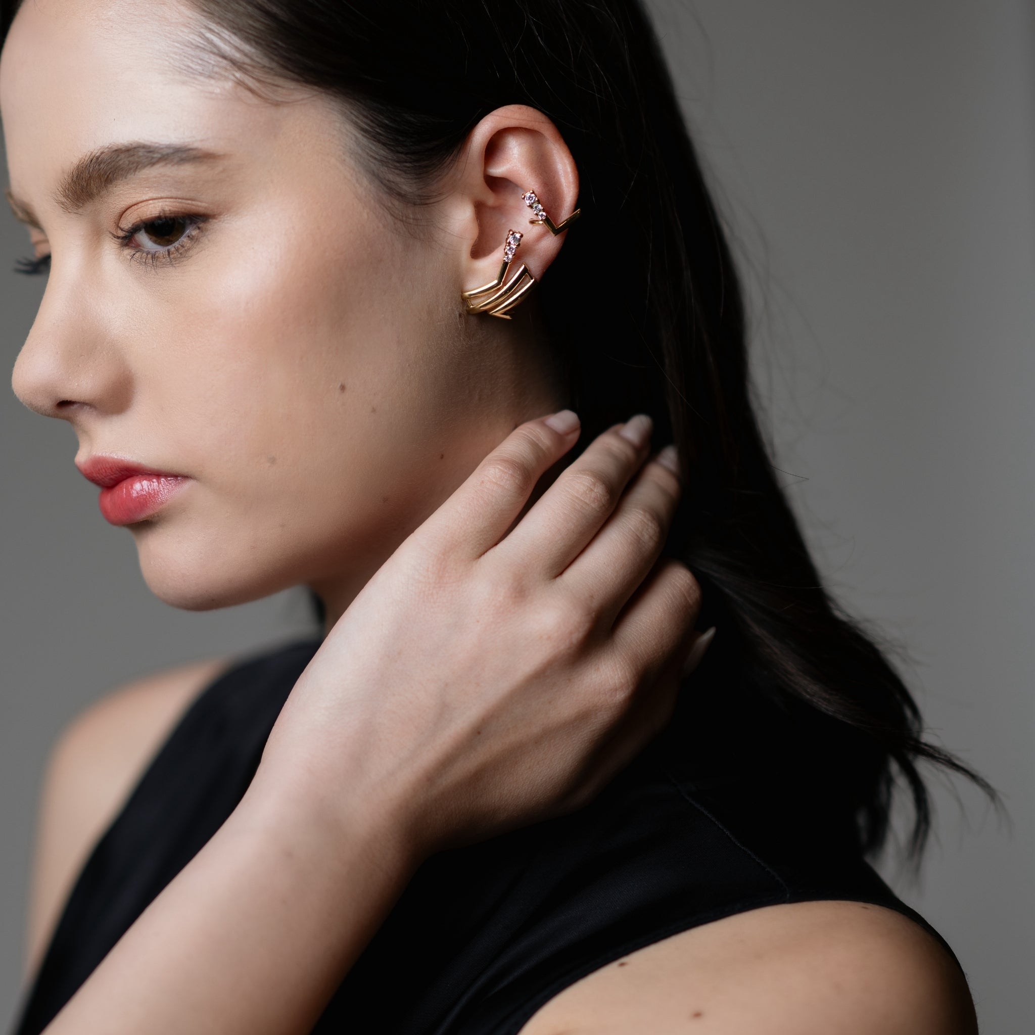 イヤリングを着けた女性