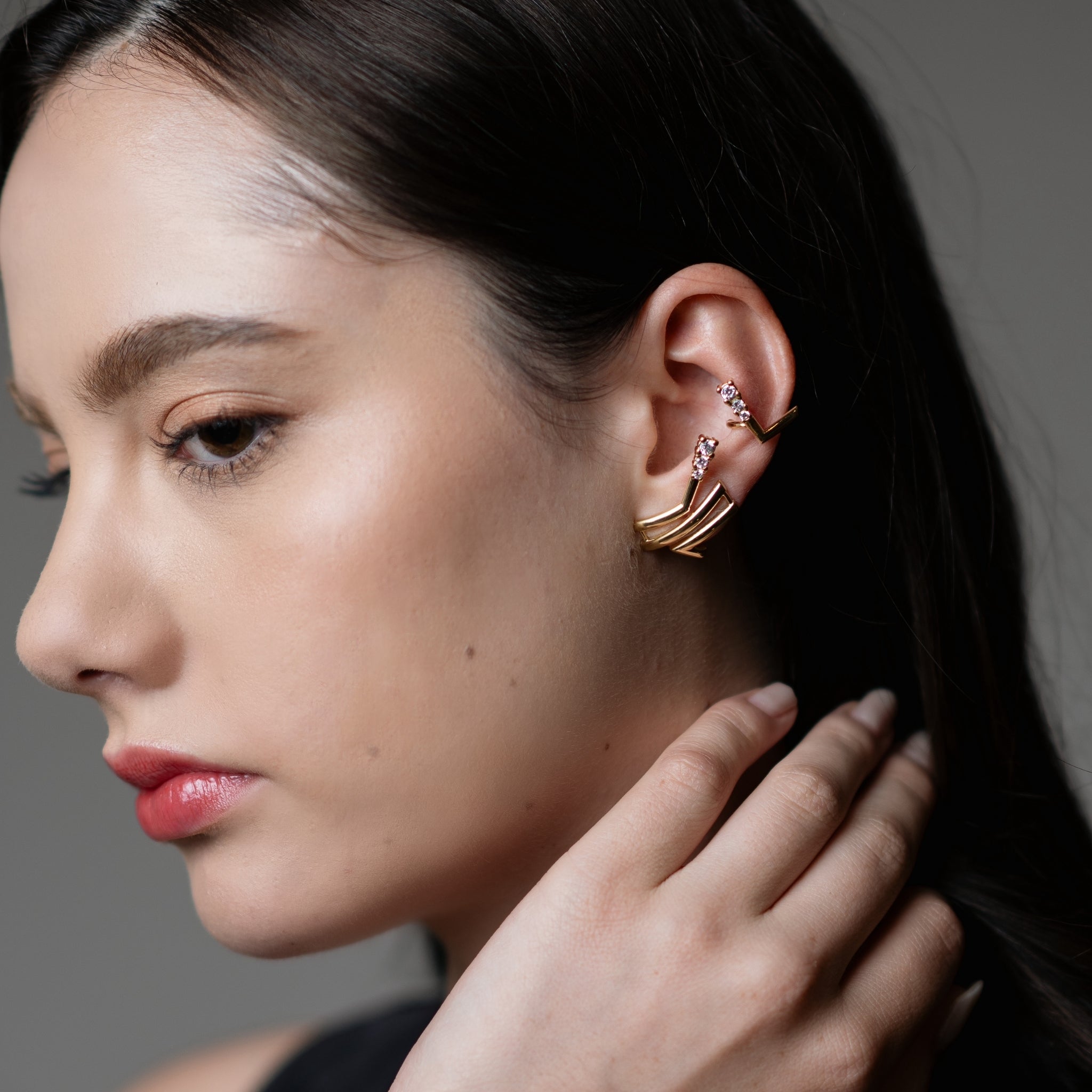 イヤリングを着けた女性