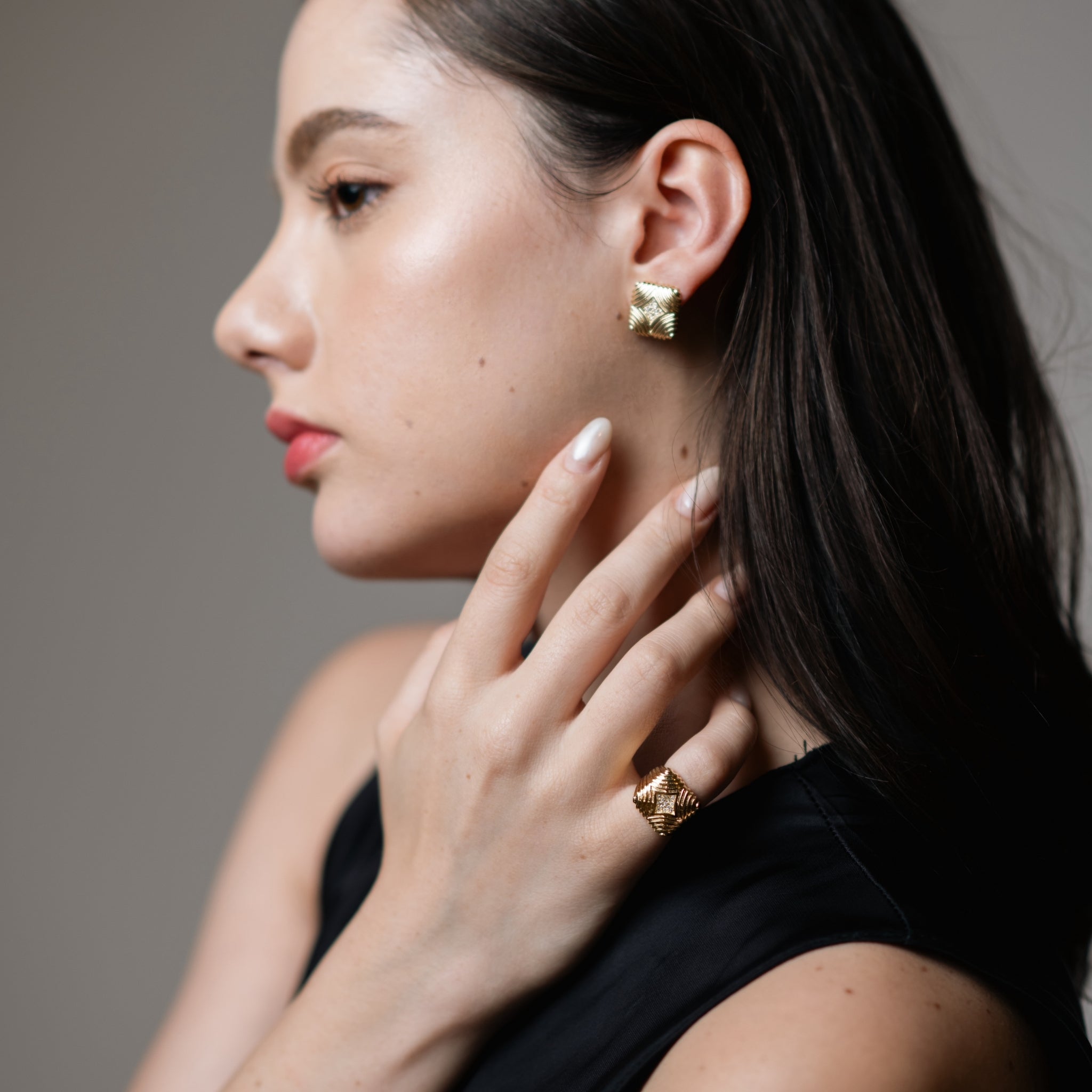 イヤリングを着けた女性