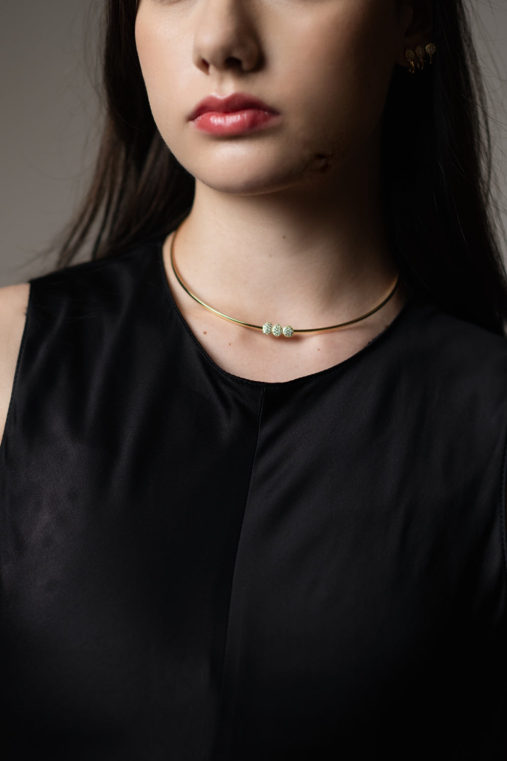 ネックレスを着けた女性