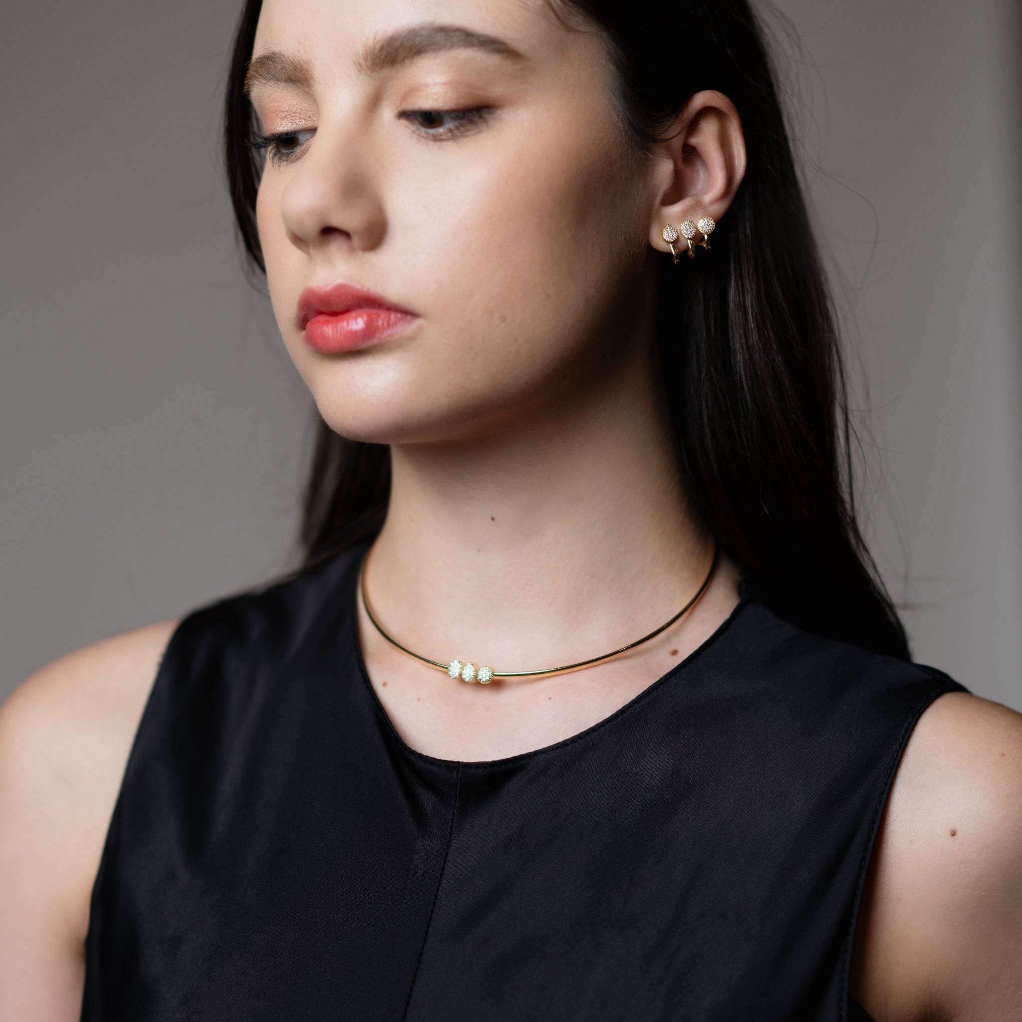 ネックレスを着けた女性