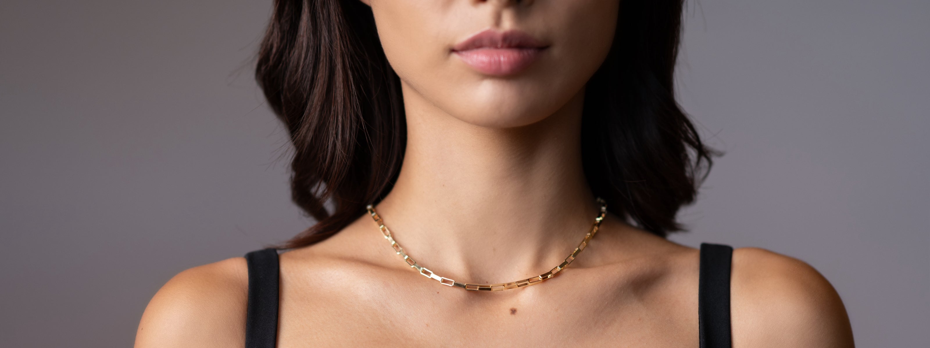 ネックレスを着けた女性