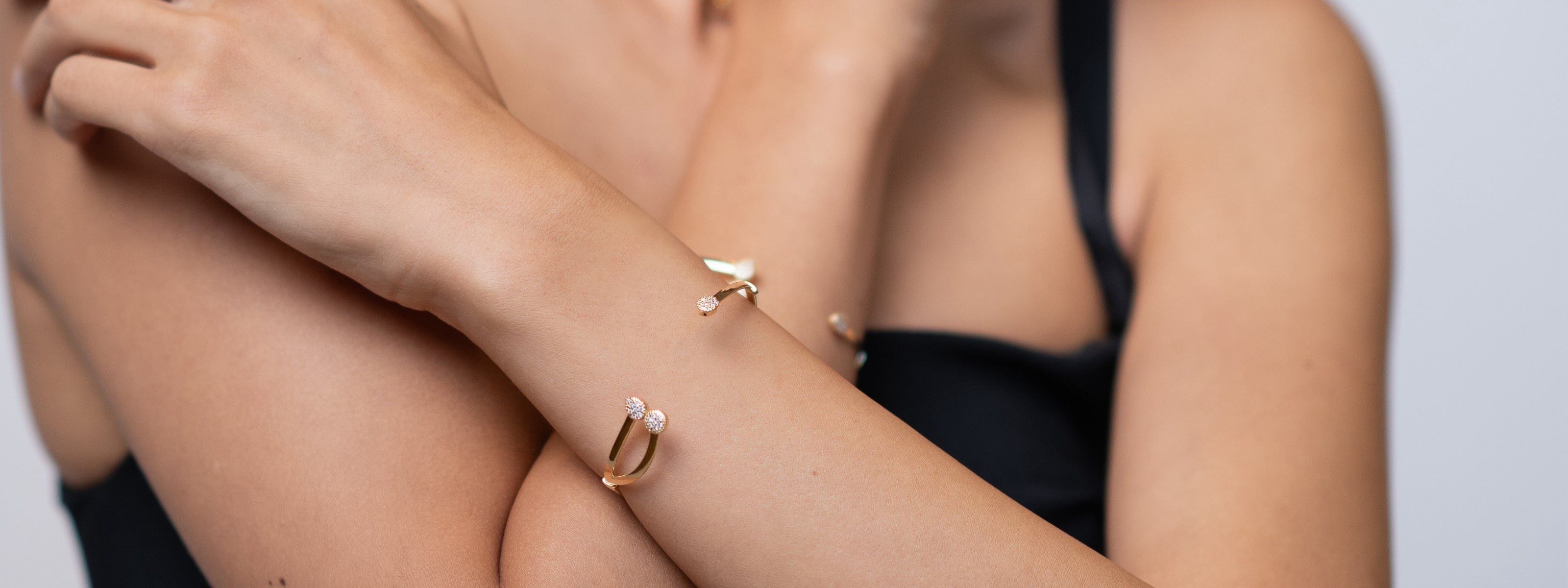 ブレスレットを着けた女性