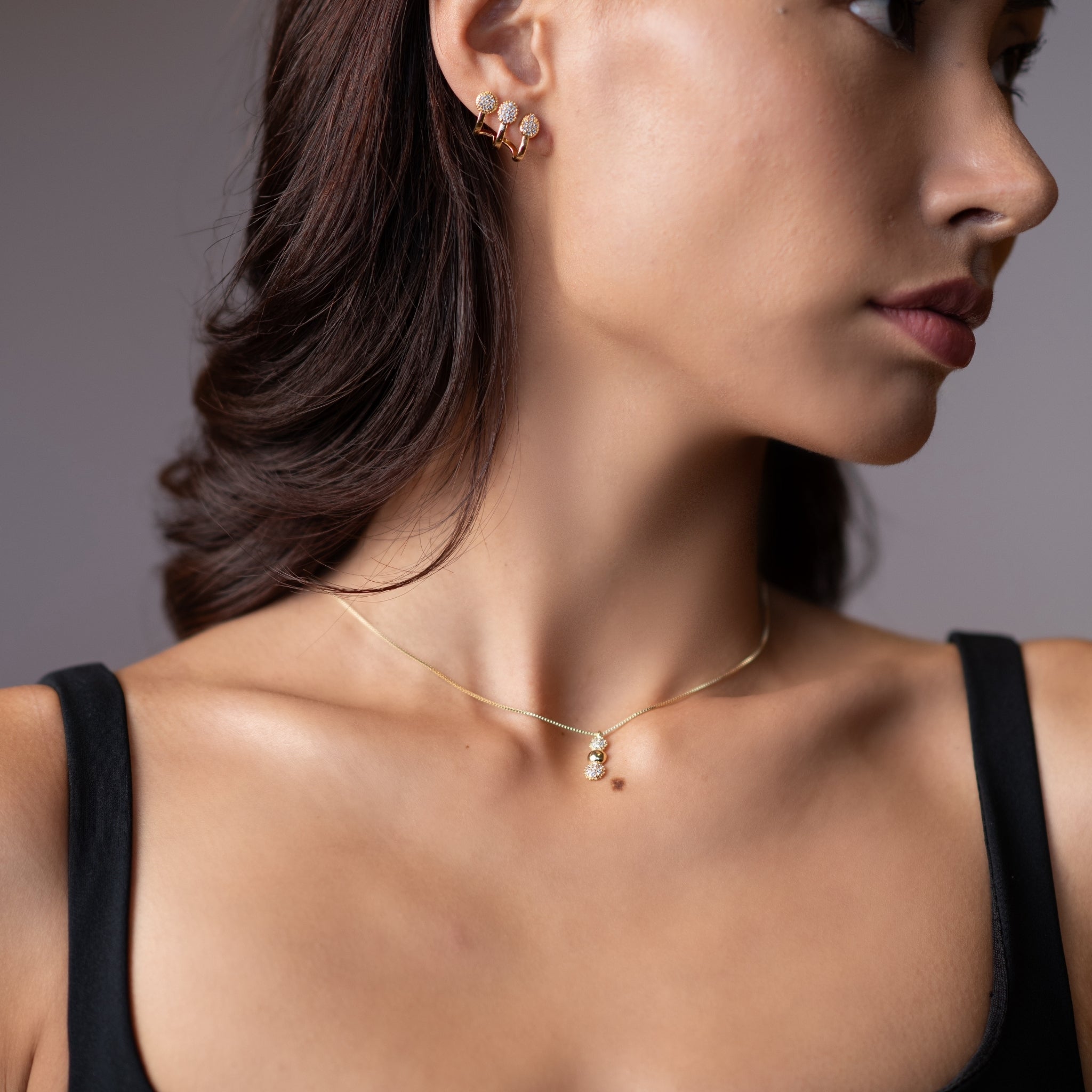 ネックレスを着けた女性