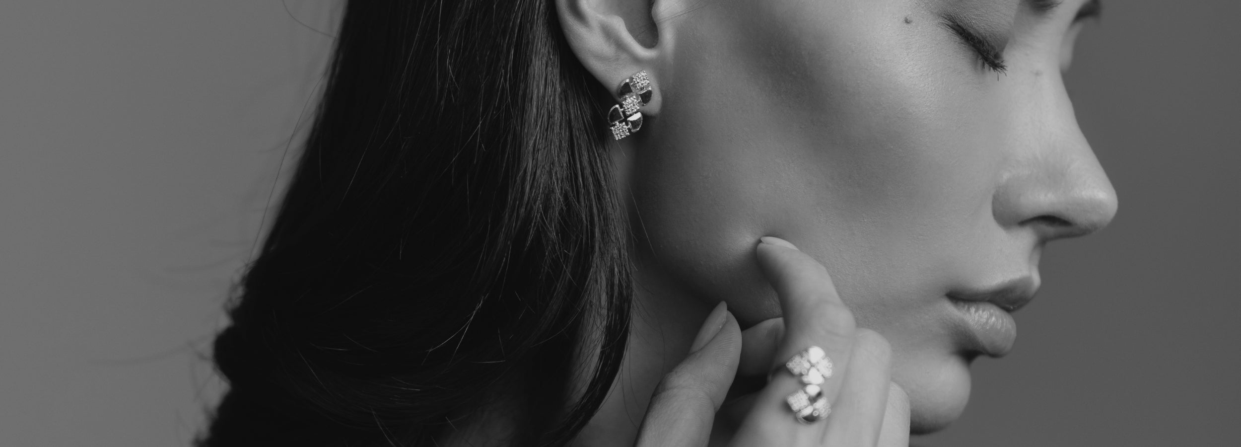 イヤリングを着けた女性