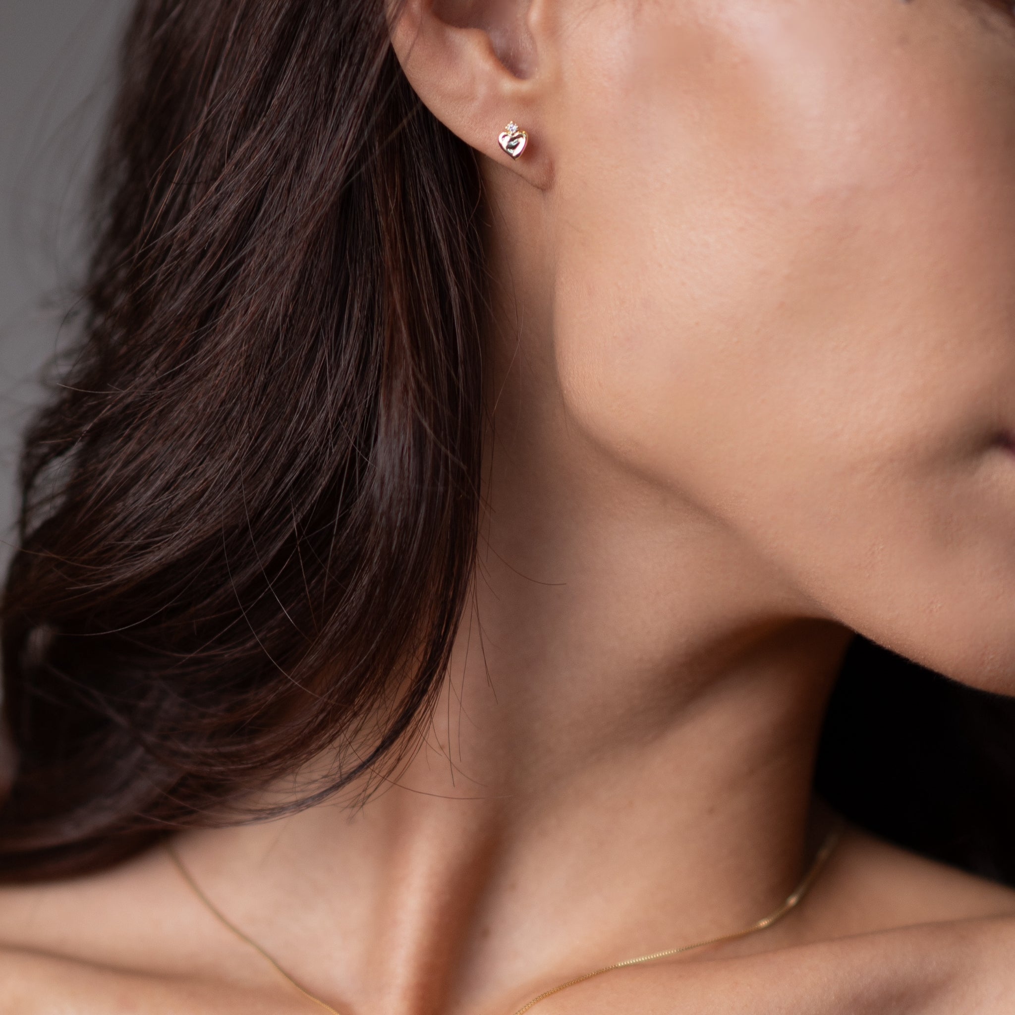 イヤリングを着けた女性