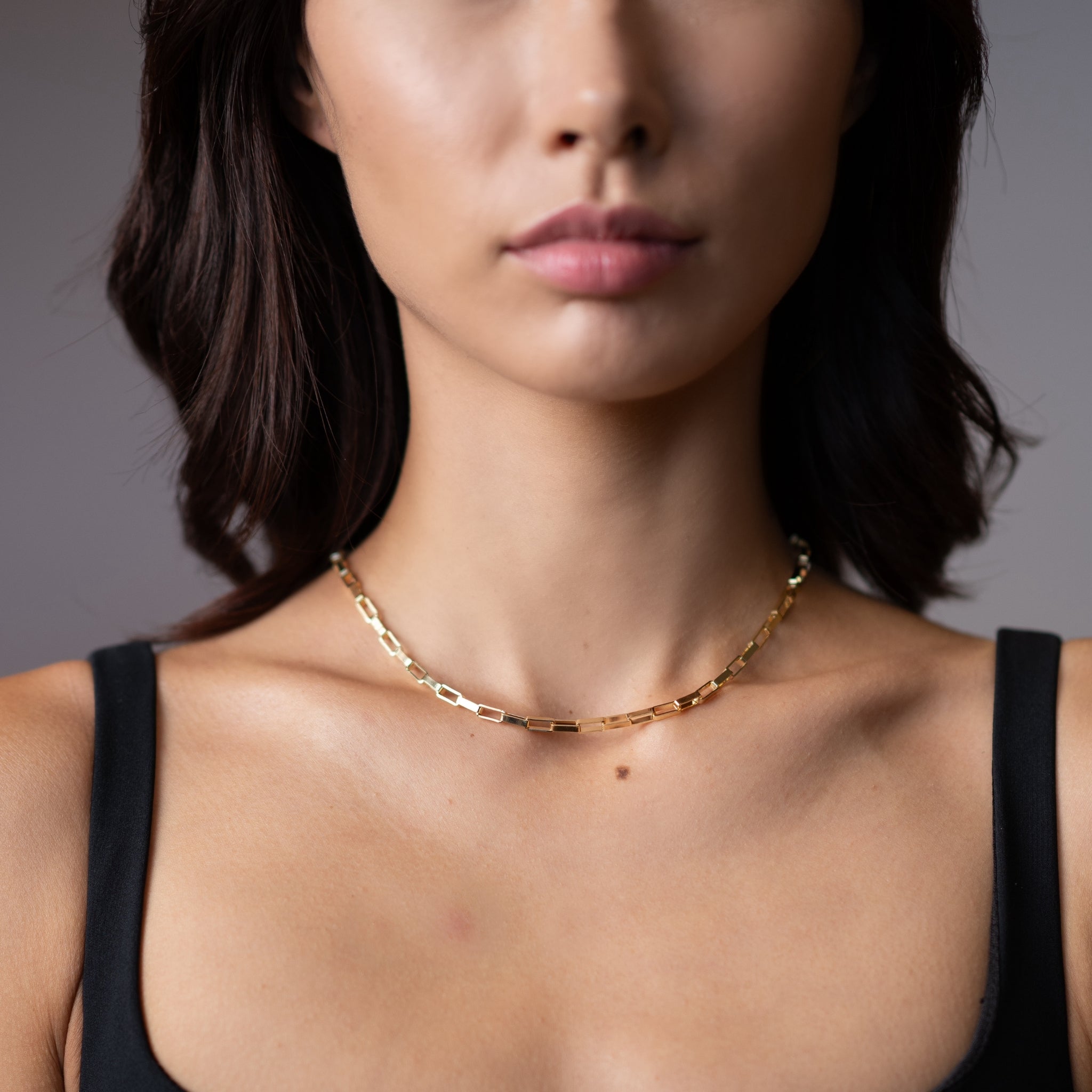 ネックレスを着けた女性