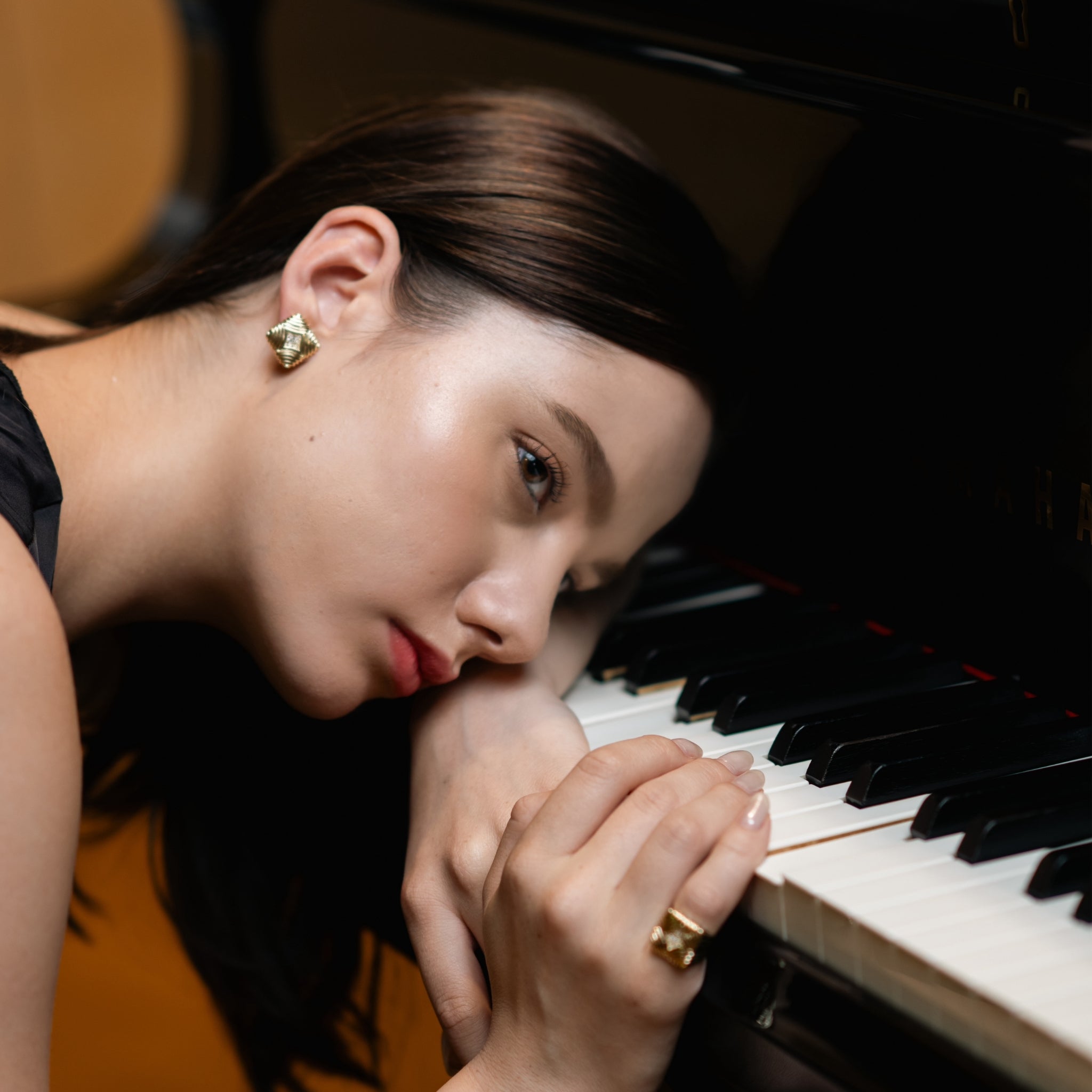 イヤリングを着けた女性