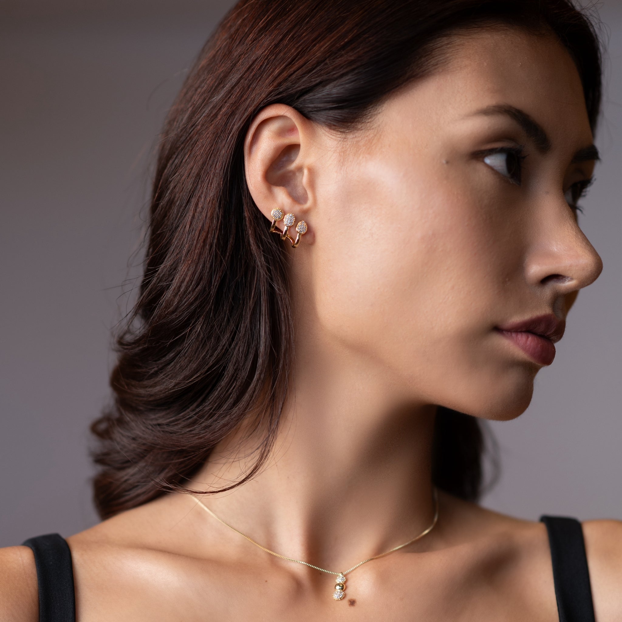 イヤリングを着けた女性