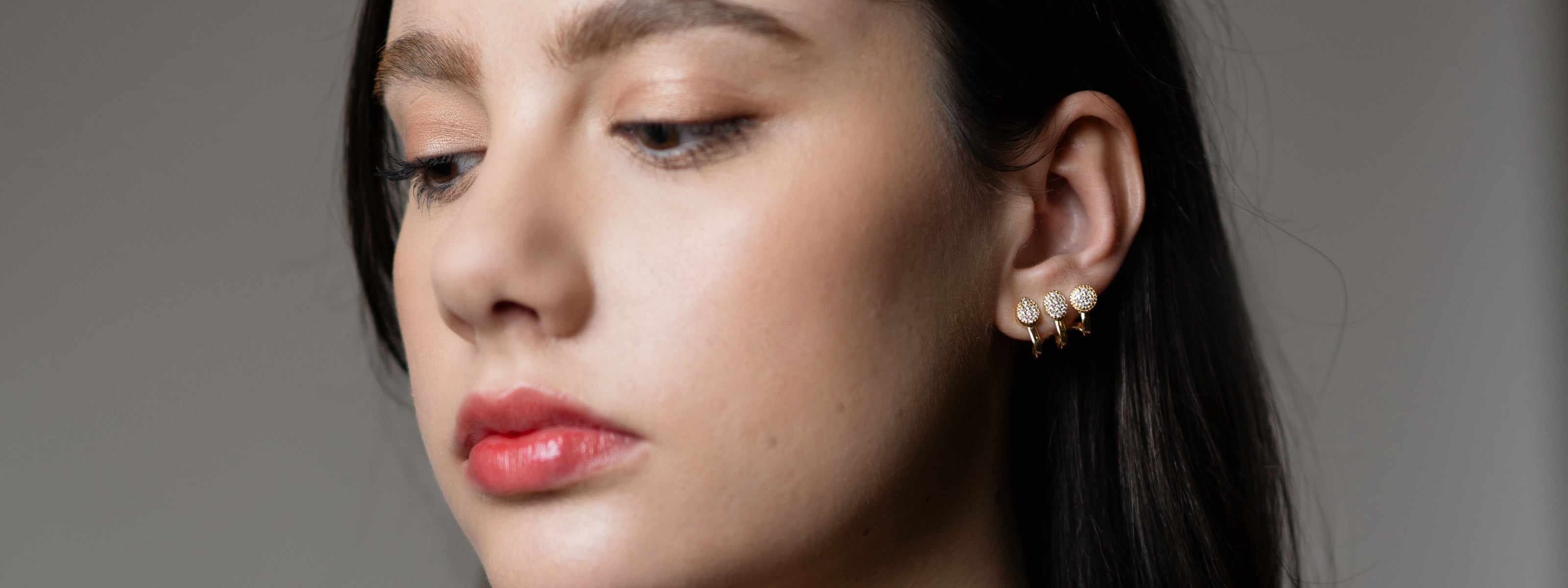 イヤリングを着けた女性
