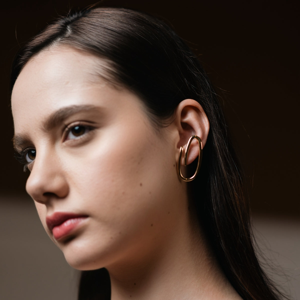 イヤリングを着けた女性